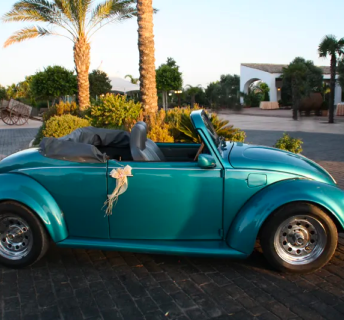 Volkswagen Escarabajo descapotable en color azul turquesa